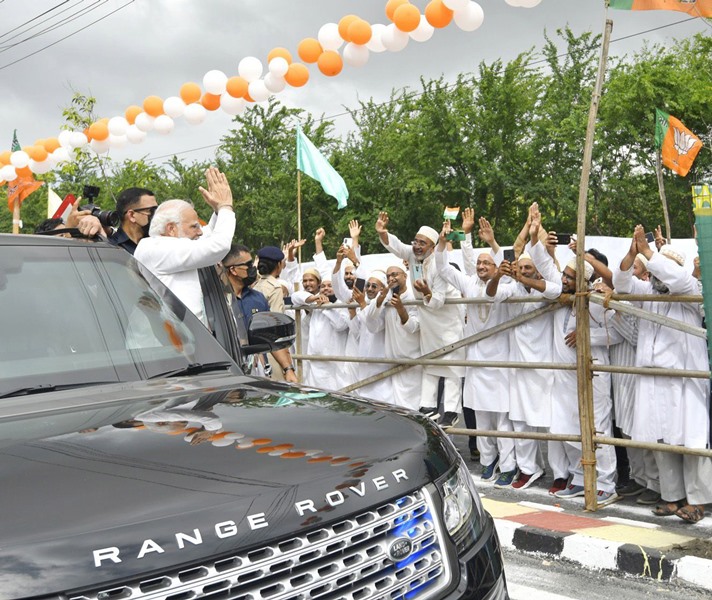 PM Modi being welcomed in Bhuj