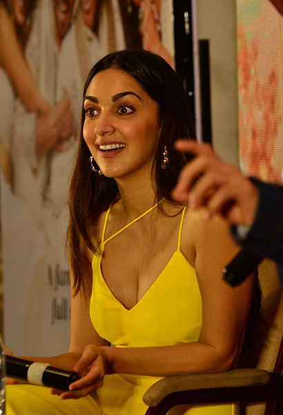 Varun Dhawan, Kiara Advani show love for Kolkata's yellow taxi during Jugjugg Jeeyo promotion