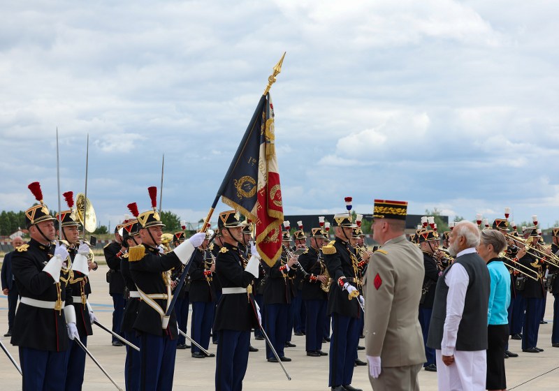 PM Modi receives ceremonial welcome on his arrival at Paris airport