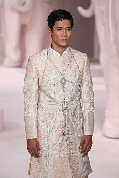 India Couture Week: Kiara Advani walks the ramp for Falguni Shane Peacock