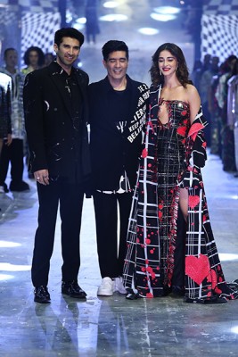 Ananya Panday, Aditya Roy Kapur sizzle LFW ramp as they turn showstoppers for Manish Malhotra