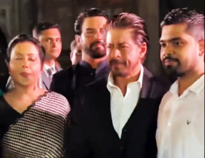 Shah Rukh Khan pays respects to 26/11 martyrs at Gateway of India