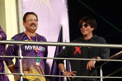 Shah Rukh Khan cheers KKR in IPL match against RCB