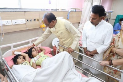 MP CM Shivraj Singh Chouhan meets victims of Indore's temple accident in hospital