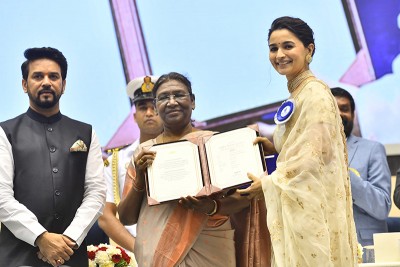 'A photo, a moment, a memory for life,' says Alia Bhatt receiving National Film Awards