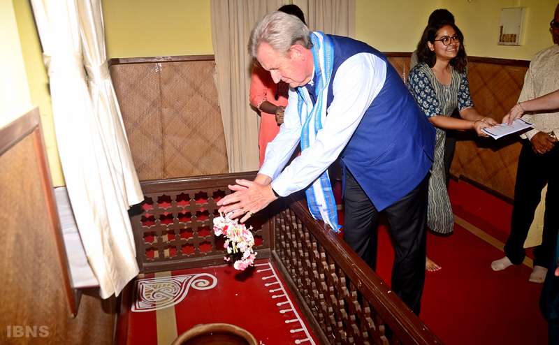 Australian High Commissioner pays tribute to Tagore at Jorasanko Thakurbari