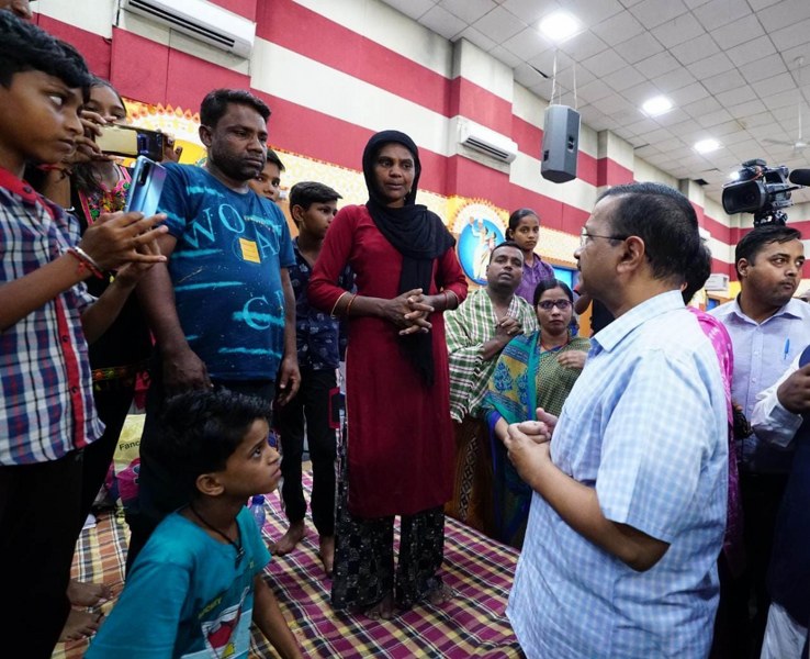 Kejriwal interacts with flood victims