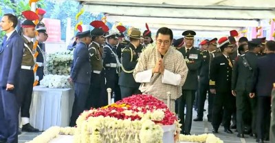 Bhutanese King Jigme Khesar Namgyel Wangchuck, Mauritius Foreign Minister pay floral tributes to Manmohan Singh