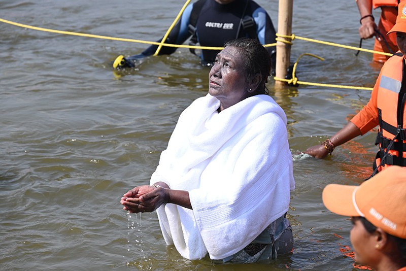 President Droupadi Murmu Takes Holy Dip At Triveni Sangam In Maha Kumbh