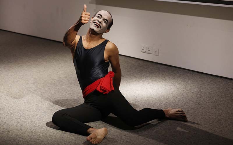 Mime artists captivate Kolkata audience on World Hearing Day
