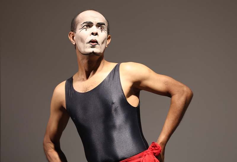 Mime artists captivate Kolkata audience on World Hearing Day