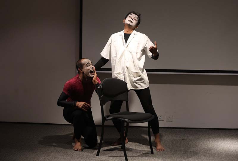 Mime artists captivate Kolkata audience on World Hearing Day