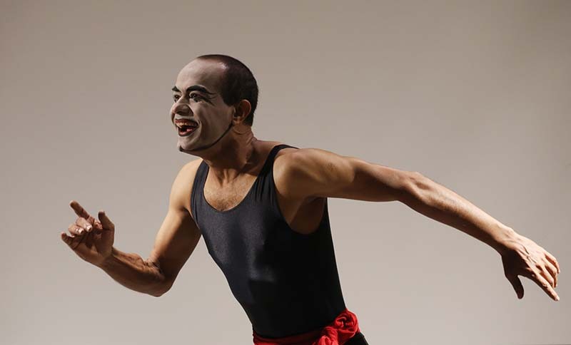 Mime artists captivate Kolkata audience on World Hearing Day