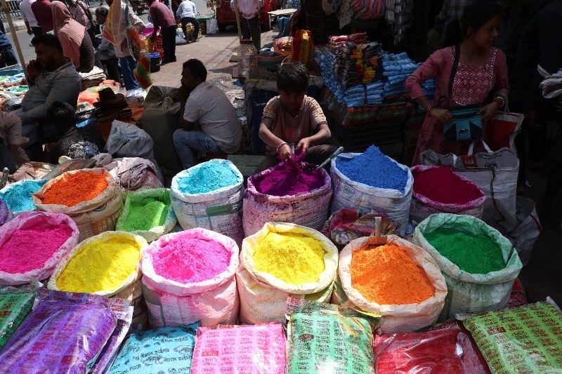 In images : Kolkata gears up to celebrate Holi