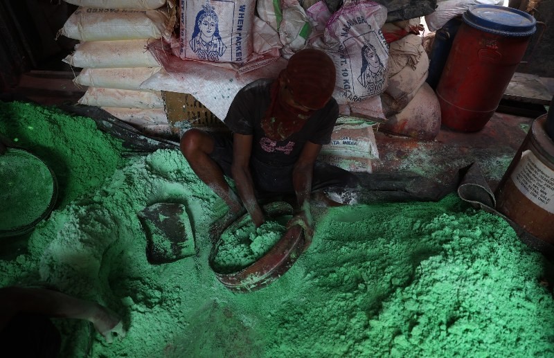 In images : Kolkata gears up to celebrate Holi