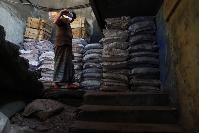 In images : Kolkata gears up to celebrate Holi