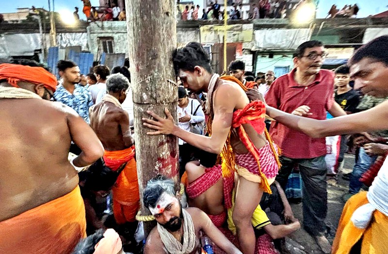 Of Dares and Thrills: Glimpses Of Bengal's Charak Festival In Kolkata