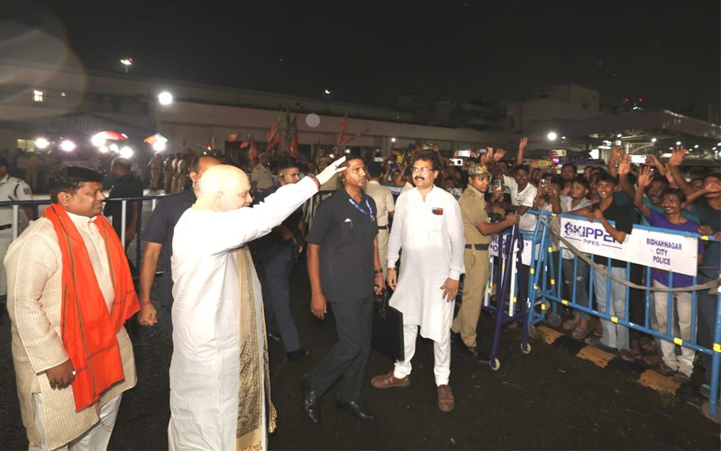 In Images: Amit Shah welcomed by West Bengal BJP leaders as he arrives in Kolkata