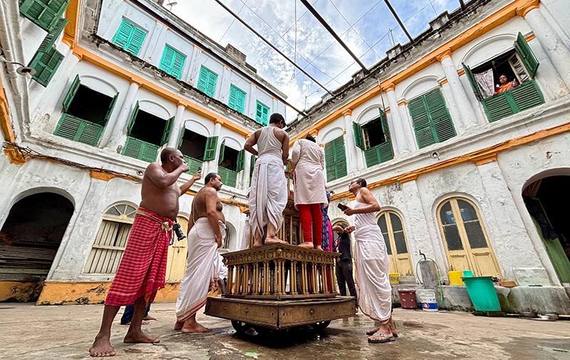 Rathayatra 2025: Glimpses of the preparation in north Kolkata's Tarak Pramanik Bari