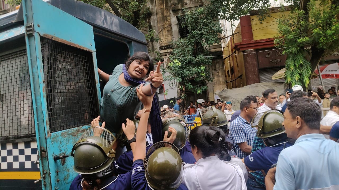 In Images: BJP student wing ABVP staged protest against Kolkata law student gang-rape
