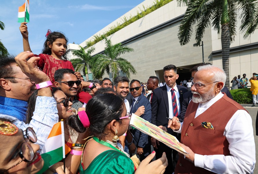 In Images: PM Modi welcomed by Indian diaspora in Ghana