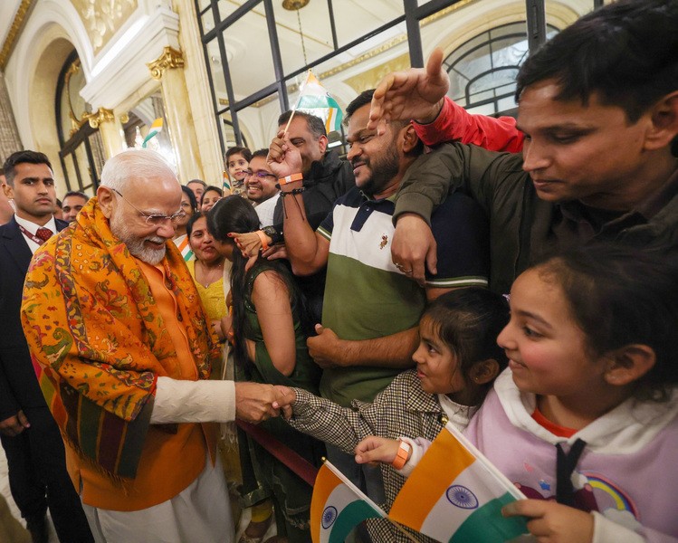 In Images: PM Modi welcomed by Indian diaspora in Buenos Aires