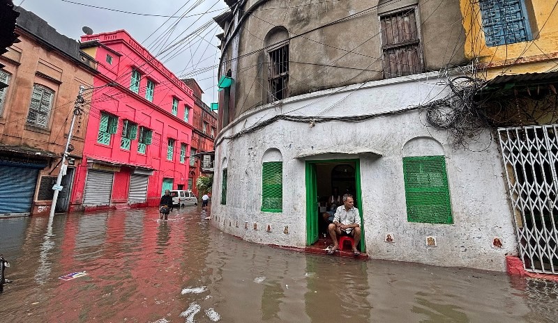 Heavy rains disrupt normal life in Kolkata