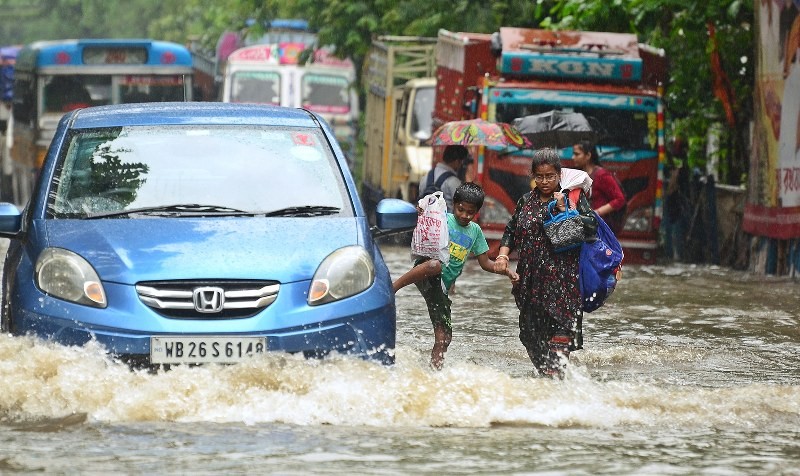 Heavy rains disrupt normal life in Kolkata