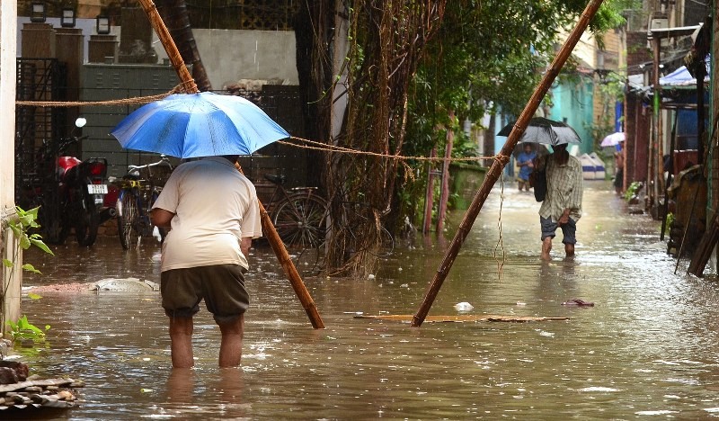 Heavy rains disrupt normal life in Kolkata