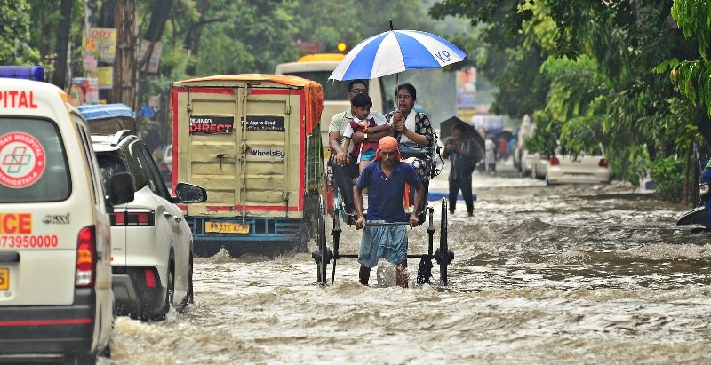 Heavy rains disrupt normal life in Kolkata