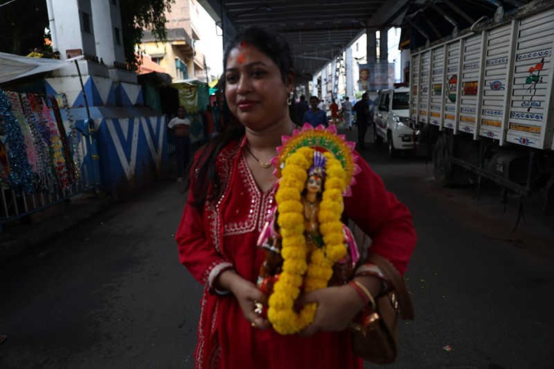 Priest offers prayers to taxi during Vishwakarma Puja in Kolkata