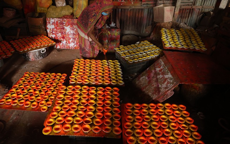 In Images: Kolkata readies for Diwali with idols and earthen lamps