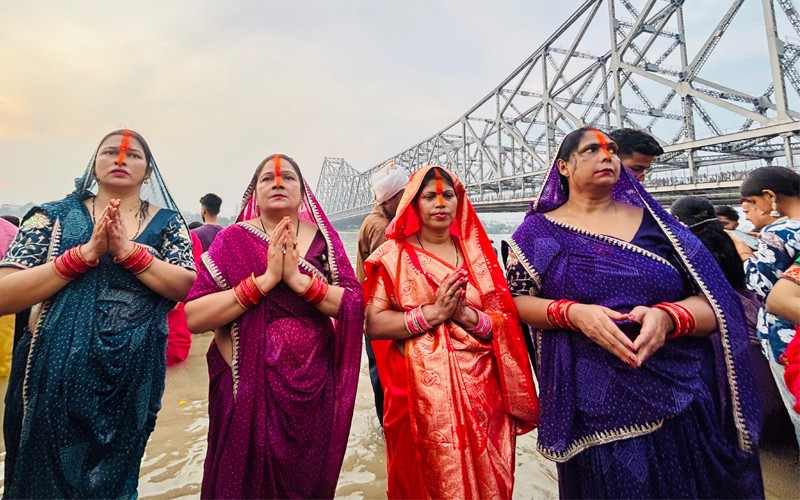 In Images: Devotees gather for sandhya arghya on Chhath Puja in Kolkata