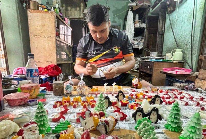 Kolkata wax artist Tuhin Mukherjee brings Santa Claus to life ahead of Christmas