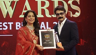 Juhi Chawla presents Times Business Awards 2025 to Prosenjit Chatterjee in Kolkata