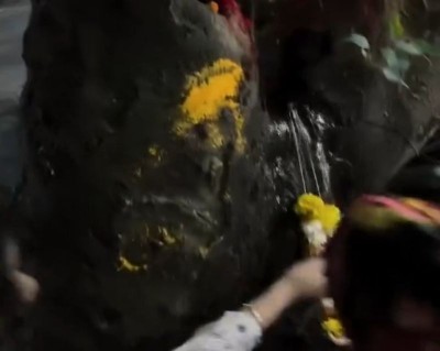 Pune residents worship tree gushing out 'divine' water, officials find it was just a broken pipe