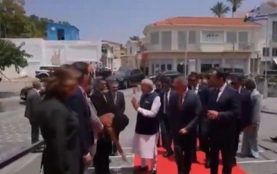Modi receives an Indian-style greeting from Cyprus official