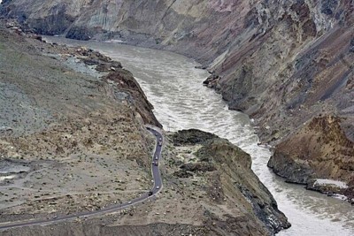 Pakistan: Protesting traders block Karakoram Highway, several Chinese nationals stranded