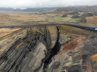 Coal mine accident in China leaves six miners trapped