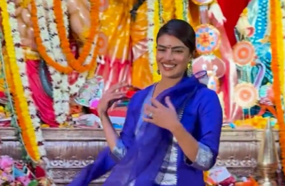 Priyanka Chopra looks stunning in traditionals during her visit to Kajol-Rani Mukerji's Durga Puja celebrations