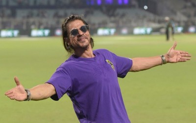 Shashi Tharoor finds Shah Rukh Khan's '60' number deeply suspicious