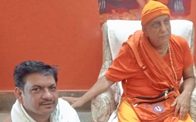 Akhil Bharat Jaiguru Sampradaya and Omkarnath Mission volunteers care for terminally ill patients at Mahamilan Math hospice