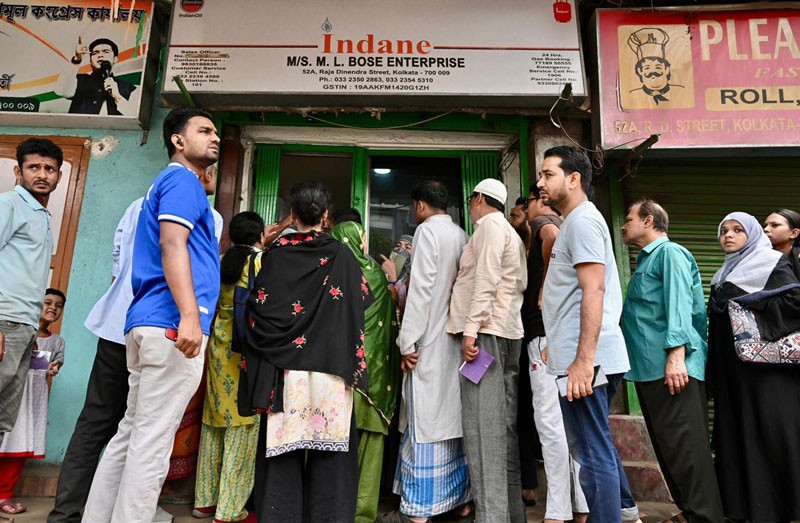 In Images: Kolkata faces widespread LPG shortage amid supply crunch