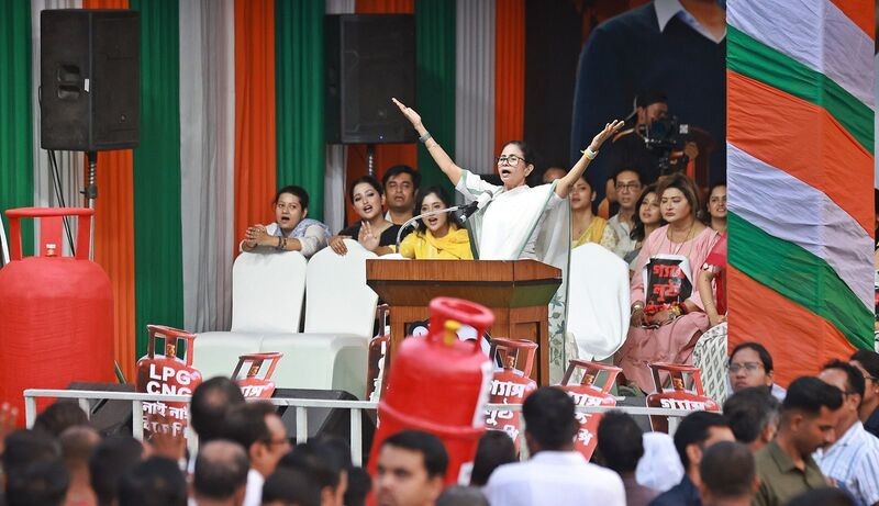 In Images: Mamata Banerjee leads rally in Kolkata over LPG crisis