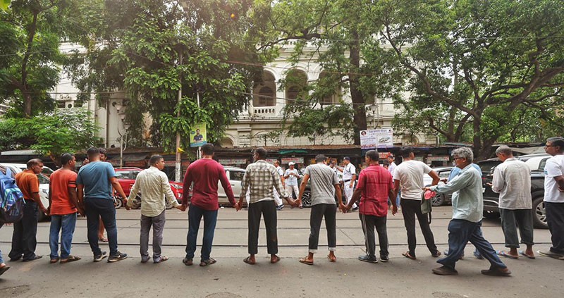 Reading Chain in Kolkata Amid College Street Eviction Fears