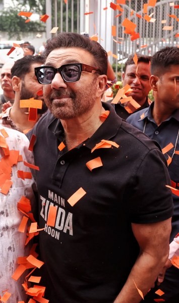 In Images: Sunny Deol, Rajkumar Santoshi promote ‘Batwara 1947’ in Kolkata