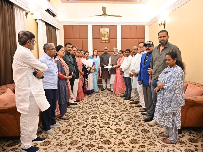 Supreme Court seeks responses from 20 rebel TMC MPs in a dispute over alleged defection.