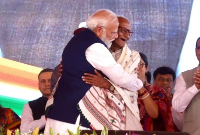 PM Modi seeks blessings of 97-year-old Makhan Lal Sarkar during West Bengal CM Suvendu Adhikari's oath-taking ceremony. Who is he?