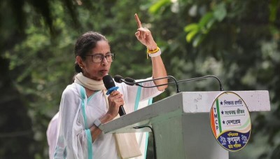 In images: Mamata Banerjee ties rakhi on wrists of 'bulldozer-affected' hawkers