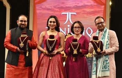 From Rajbari arches to festive jewellery: Mimi Chakraborty unveils Tanishq’s Aagomon